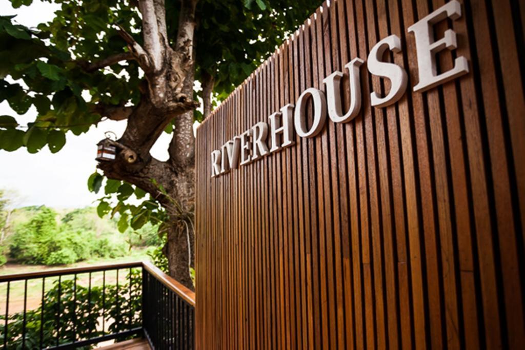 Riverhouse Hotel Mae Sariang Bagian luar foto